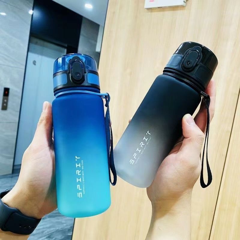 Sport-Trinkflasche für Jungen 2025 – Neue Sommer-Wasserflasche – Tragbare, hitzebeständige Fitnessflasche mit großem Fassungsvermögen