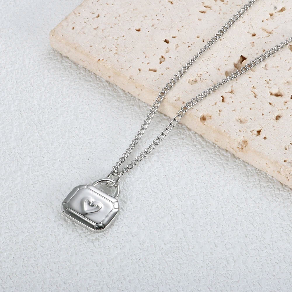 Herzförmige Anhänger-Halskette aus Edelstahl – Wasserfester Metallschmuck für Damen