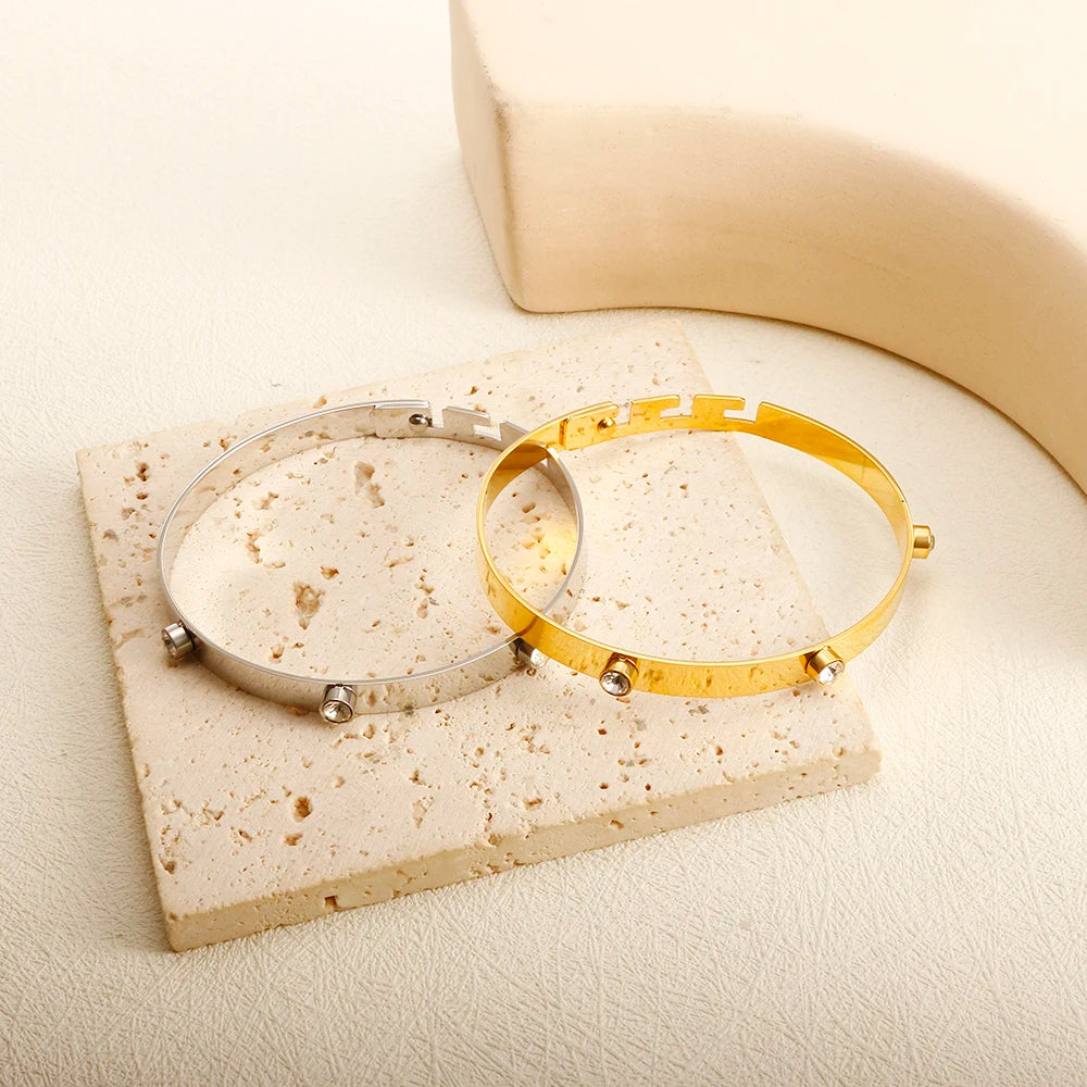 Modisches, schlichtes Edelstahl-Armband mit 3 Kristallen – Elegantes Armreif-Design