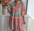Bedrucktes Kleid mit V-Ausschnitt und ¾-Ärmeln