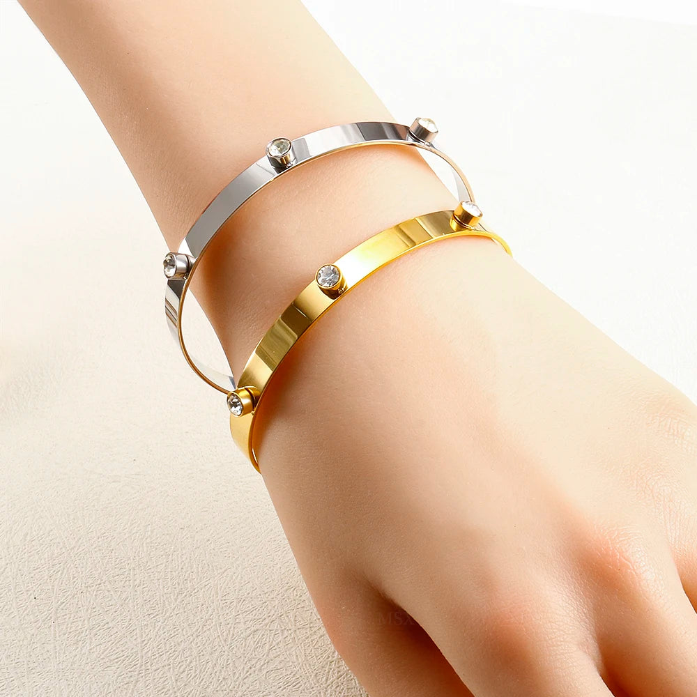 Modisches, schlichtes Edelstahl-Armband mit 3 Kristallen – Elegantes Armreif-Design